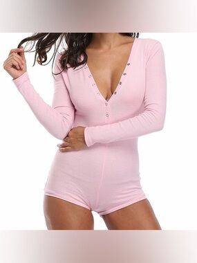 🚨5/$30 🛍️🚨 Light Pink Long-Sleeve Snap Front Romper